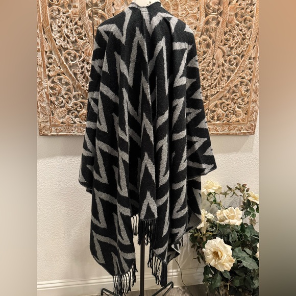 Shawl Poncho Black & Gray Reversable Open Front Blanket Style- One Size - Picture 5 of 9